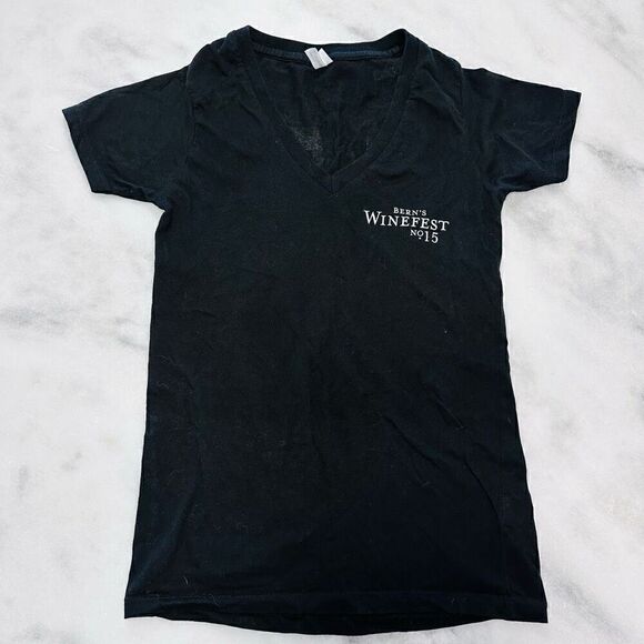 District Threads Womens Bern's Winefest No. 15 Tee V Neck Black Medium - Picture 1 of 3